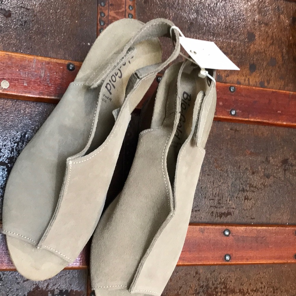 Brand new made in Italy cork wedge shoes. Classic & stunning!